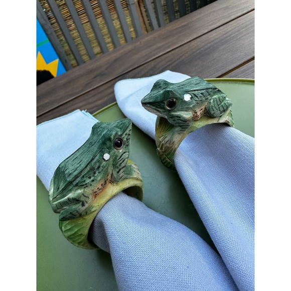 Frog Napkin Rings, Green Carved Wood Look, Set of 2, Table Decor, vintage - Picture 3 of 6